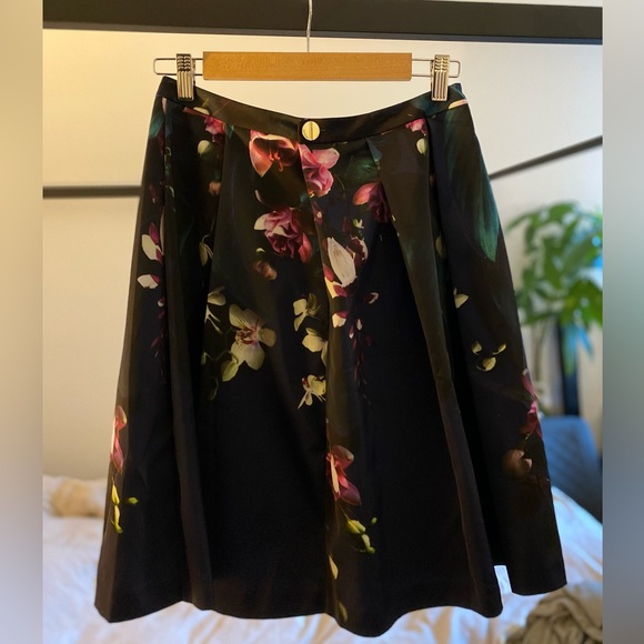 Ted Baker London pleated skirt in floral print, Size Small,...